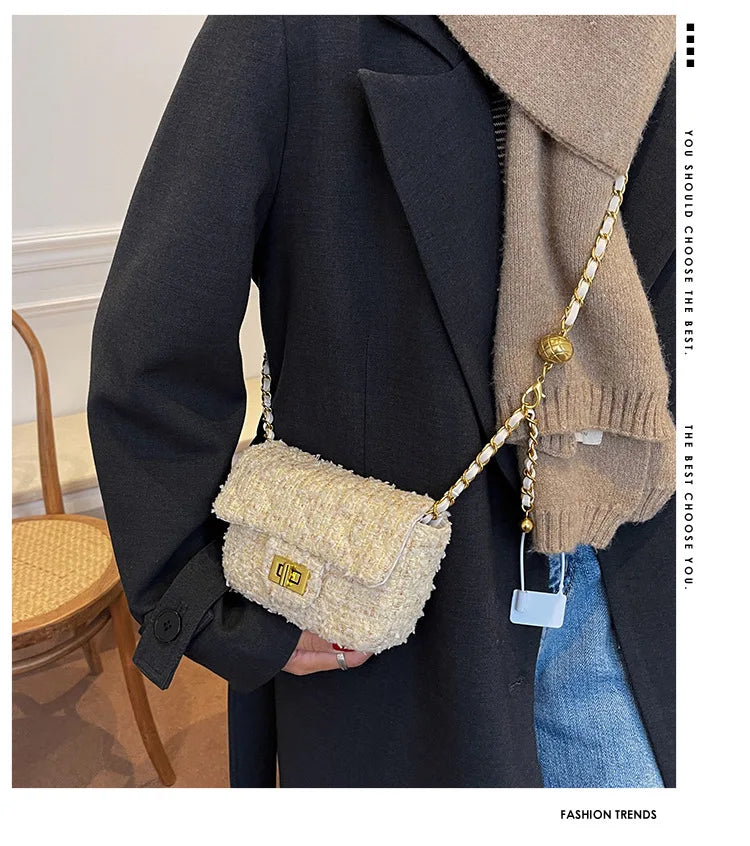 Bolsa Feminina Pequena em Tweed com Corrente Dourada