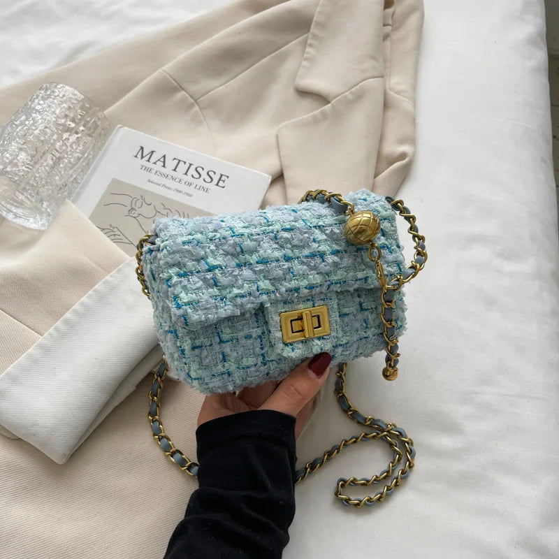 Bolsa Feminina Pequena em Tweed com Corrente Dourada