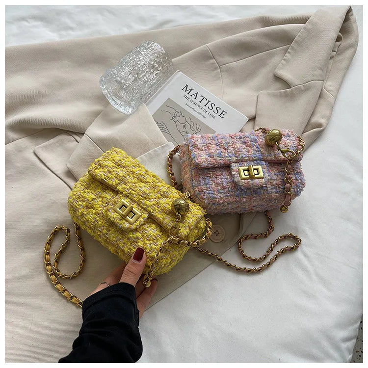 Bolsa Feminina Pequena em Tweed com Corrente Dourada
