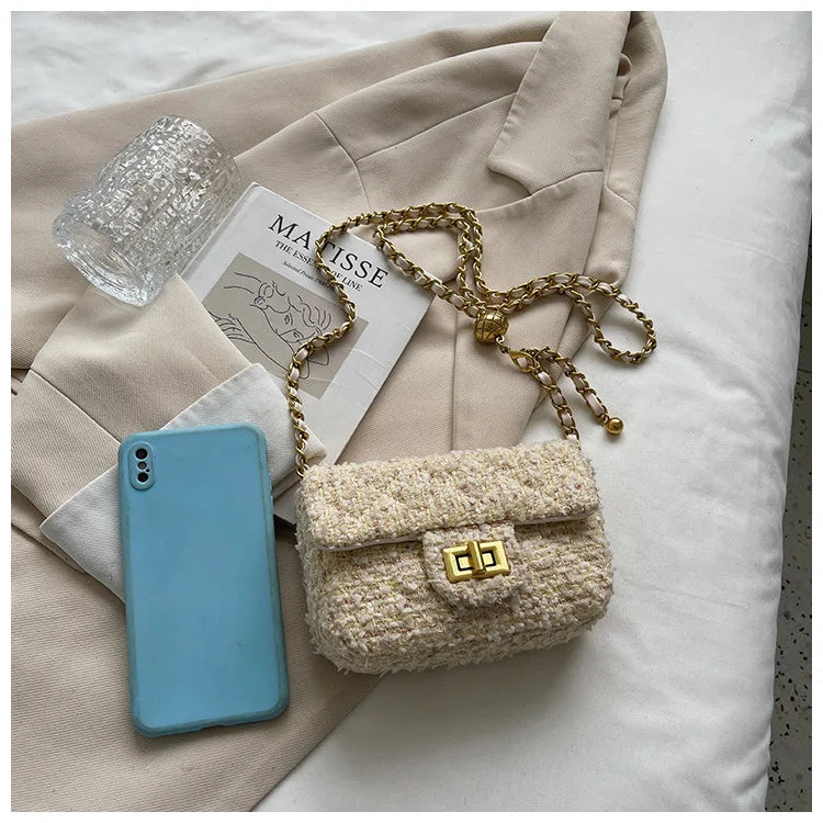 Bolsa Feminina Pequena em Tweed com Corrente Dourada