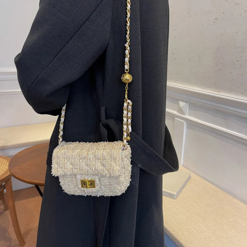 Bolsa Feminina Pequena em Tweed com Corrente Dourada