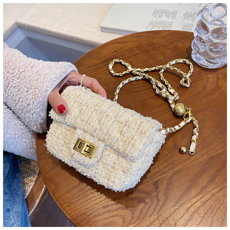 Bolsa Feminina Pequena em Tweed com Corrente Dourada