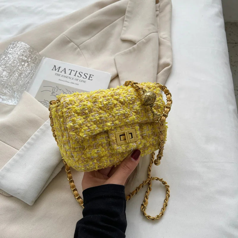 Bolsa Feminina Pequena em Tweed com Corrente Dourada