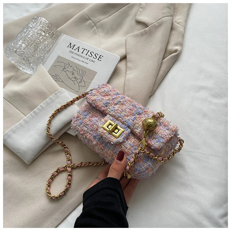Bolsa Feminina Pequena em Tweed com Corrente Dourada