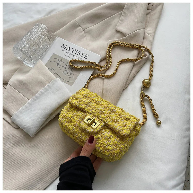 Bolsa Feminina Pequena em Tweed com Corrente Dourada