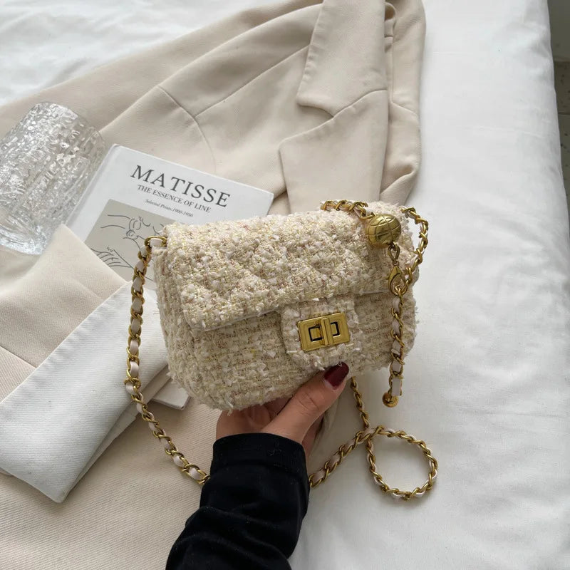 Bolsa Feminina Pequena em Tweed com Corrente Dourada