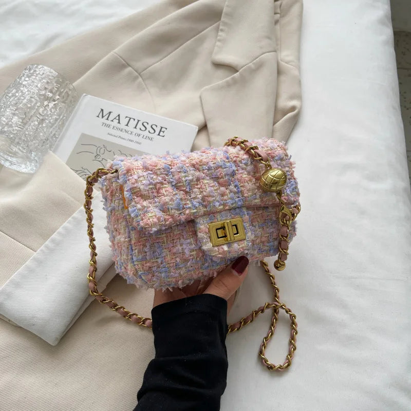 Bolsa Feminina Pequena em Tweed com Corrente Dourada