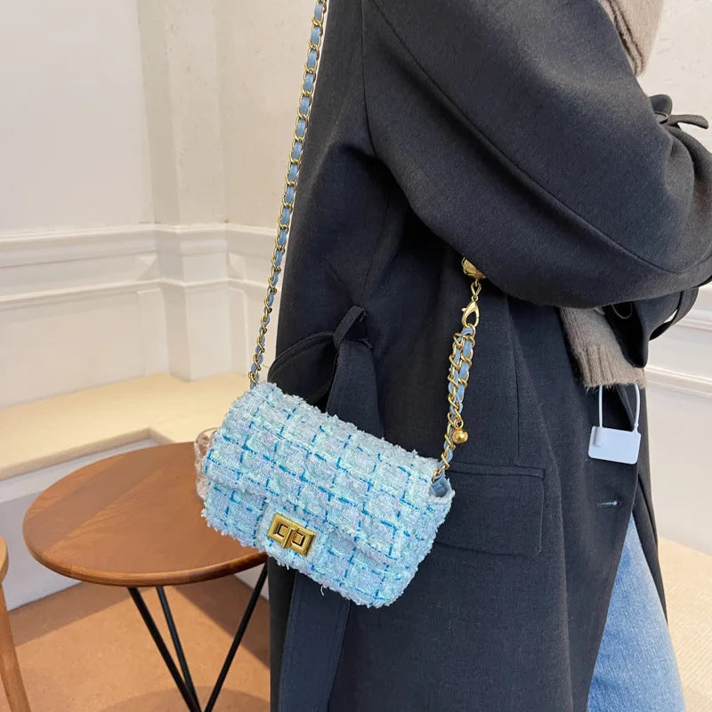 Bolsa Feminina Pequena em Tweed com Corrente Dourada