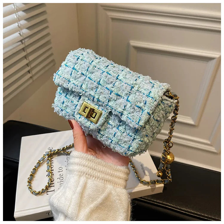 Bolsa Feminina Pequena em Tweed com Corrente Dourada